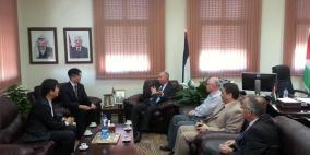 رئيس بلدية الخليل يبحث دعم مشاريع صحية في المدينة مع وفد من كوريا الجنوبية