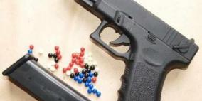 نابلس: اصابة طفل بعينه جراء اللعب بمسدسات خرز