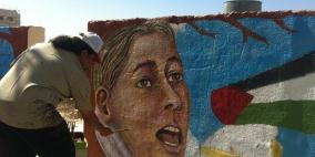 متضامنون أجانب يضيفون إبداعاتهم الفنية على جدران البلدة القديمة