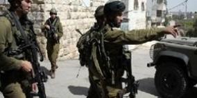 الاحتلال يعتقل مواطنا من بيت أمر وينصب حواجز بالخليل