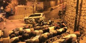 المئات يؤدون الفجر في الشوارع والاحتلال يغلق الاقصى ويحوّل القدس لثكنة عسكرية