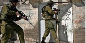 الاحتلال يداهم منزل عائلة شهيد في مخيم قلنديا