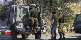 قوات الاحتلال تعتقل شابا وتداهم منازل في جنين