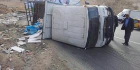 اصابة مواطن في انقلاب مركبة شحن على طريق واد النار