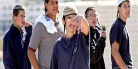 مستوطنون يرشقون المركبات بالحجارة ويغلقون شارع القدس- الخليل