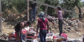 الاحتلال يتلف ويصادر محتويات بسطات قرب بيت أمر