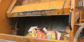 طواقم حماية المستهلك تتلف دهان وشراب اطفال منتهي الصلاحية في مدينة الخليل