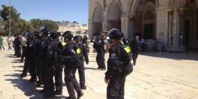 شرطة الاحتلال تحتجز طالبة والمستوطنون يواصلون اقتحامهم للأقصى