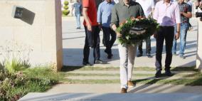 الفنان صابر الرباعي يضع إكليلا من الزهور على قبر محمود درويش