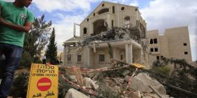 الاحتلال يهدم اجزاء من منزل المواطن معتصم عديلي في بلدة ابو ديس شرقي القدس