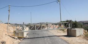 الاحتلال يقيم بوابة حديدية شرق الخليل