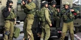 الاحتلال يعتقل مواطنين ويفتش منازل في الخليل