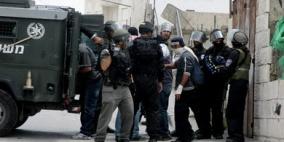 قوات الاحتلال تعتقل شابا ووالده وتصيب جدته في سلوان