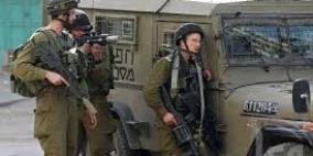 الخليل: قوات الاحتلال تعتقل مواطنا يبلغ من العمر 63 عاما وتنقله إلى معتقل "عوفر"