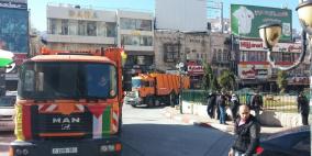 بلدية نابلس تستلم سيارتين لجمع النفايات