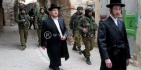 المستوطنون يعربدون في البلدة القديمة من الخليل