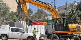 الاحتلال يوقف بناء عيادة صحية ويخطر بهدم 'بركس' شرق يطا