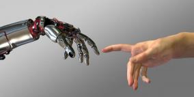 العلماء يعلمون الروبوتات الشعور بالألم