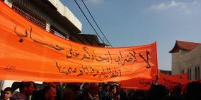 بالصور: مسيرتين إحداهما مع إضراب الأونروا والأخرى ضد في مخيم الفوار بالخليل