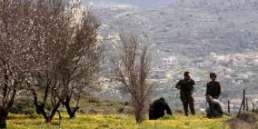 الاحتلال يحتجز مزارعا وزوجته من بيت أمر