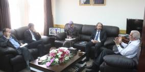 محافظ الخليل يبحث سبل تعزيز السلم الأهلي في المحافظة