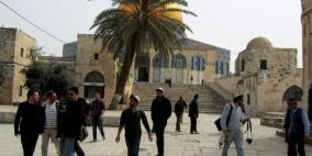 مستوطنون يتجولون في باحات الأقصى