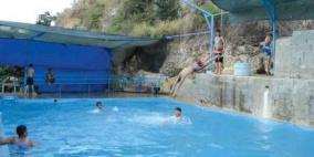 الدفاع المدني وشرطة السياحية يغلقان مسبحا في الباذان بمحافظة نابلس