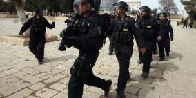الاحتلال يعتقل مواطنا من باحات المسجد الأقصى