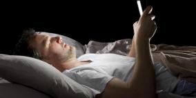 دراسة: أشعة الهواتف الذكية تسبب اضطرابات النوم