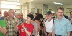 وفد من أطباء ضد الحرب النووية يزور مركز لجان العمل الصحي في الخليل