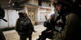 الاحتلال يداهم عدة أحياء ويحوّل منازل لثكنات عسكرية في الخليل