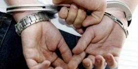 الشرطة تقبض على شخصين بتهمة سرقة محل تجاري في الخليل