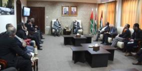 محافظ الخليل يطلع مجموعة من السفراء على أوضاع المحافظة