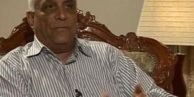 مسلحون ملثمون يشرعون أسلحتهم بوجه الدكتور عبد الستار قاسم