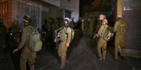 الاحتلال يداهم منازل المواطنين في جبل الرحمة بالخليل