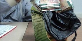 طفل يبيع صندوق والده القديم للخردة وبداخله مبلغ 60 ألف شيكل