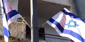 سكب طلاء احمر على اعلام إسرائيلية في يافا