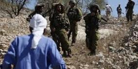 قوات الاحتلال تعتدي على مزارعين ورعاة في يطا