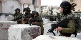 الاحتلال يعتقل مواطنا ويشدد من إجراءاته التعسفية في الخليل