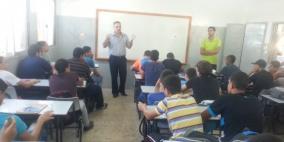 قلقيلية- التوجيه السياسي يحاضر بطلاب مدرسة السلام