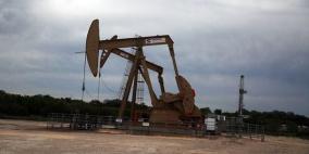 النفط يهبط أكثر من 4% بفعل زيادة في المخزونات الأميركية