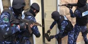 القبض على شخصين بتهمة سرقة 10 آلاف شيكل في الخليل