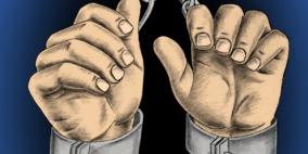 تدهور الوضع الصحي لأسير مقعد من غزة لاستمراره بالإضراب