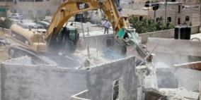 الاحتلال يخطر بهدم ثلاثة منازل غرب الخليل