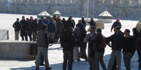 عشرات من المستوطنين برفقة المخابرات الاسرائيلية  تقتحم الاقصى