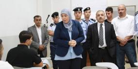 غنام تقوم بجولة على قاعات الثانوية العامة في بيتونيا وتثني على التكامل المتميز