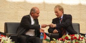 بلدية الخليل تفتتح مركز حاضنات الأعمال وتطلق مشروع صرف صحي بالمدينة