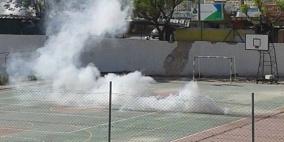 اصابات بالاختناق اثر اعتداء جنود الاحتلال على مدرسة بالخليل