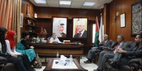 وفد أمريكي يزور بلدية نابلس بهدف الاتفاق على توقيع توأمات