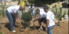 البنك العربي يقوم بعمل تطوعي لزراعة الأشجار ضمن مسؤوليته الاجتماعية